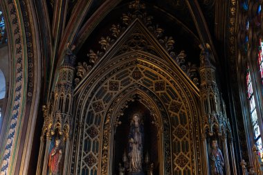 Gotik süsler. Fransa 'da birkaç Gotik anıtta çekilmiş. (Kiliseler ve binalar)