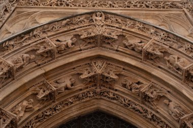 Gotik süsler. Fransa 'da birkaç Gotik anıtta çekilmiş. (Kiliseler ve binalar)