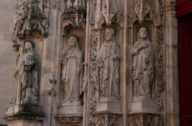 Gotik süsler. Fransa 'da birkaç Gotik anıtta çekilmiş. (Kiliseler ve binalar)