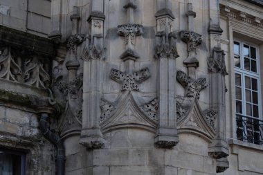 Gotik süsler. Fransa 'da birkaç Gotik anıtta çekilmiş. (Kiliseler ve binalar)