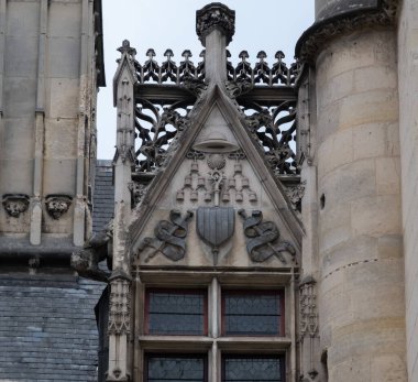 Gotik süsler. Fransa 'da birkaç Gotik anıtta çekilmiş. (Kiliseler ve binalar)