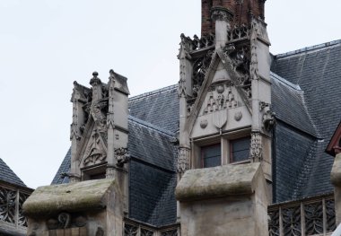 Gotik süsler. Fransa 'da birkaç Gotik anıtta çekilmiş. (Kiliseler ve binalar)