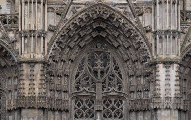 Gotik süsler. Fransa 'da birkaç Gotik anıtta çekilmiş. (Kiliseler ve binalar)
