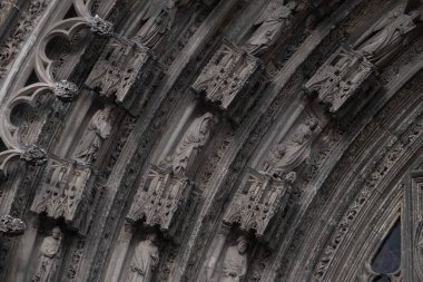 Gotik süsler. Fransa 'da birkaç Gotik anıtta çekilmiş. (Kiliseler ve binalar)