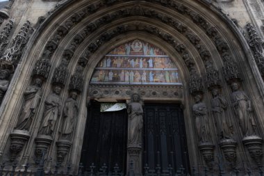 Gotik süsler. Fransa 'da birkaç Gotik anıtta çekilmiş. (Kiliseler ve binalar)