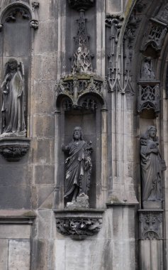 Gotik süsler. Fransa 'da birkaç Gotik anıtta çekilmiş. (Kiliseler ve binalar)