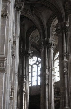 Fransız Kiliseleri ve Katedrallerinde gotik mimari gözlemlendi.