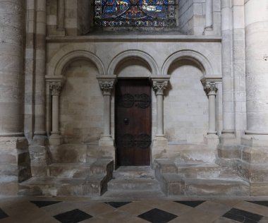 Fransız Kiliseleri ve Katedrallerinde gotik mimari gözlemlendi.