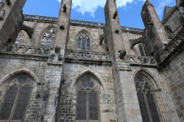 Fransa 'nın Trguier Gotik Kilisesi. Dış cephesi ve iç manastırı. Öğleden sonra..