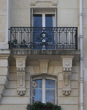 Paris bina cephesi, karakteristik çatılar ve daha fazlası. Şehrin çeşitli bölgelerinden gelen pek çok bina çeşidi, hepsi de günün çeşitli yerlerinden geçiyor..