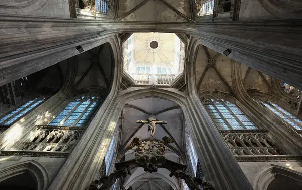 Fransız Kiliseleri ve Katedrallerinde gotik mimari gözlemlendi.