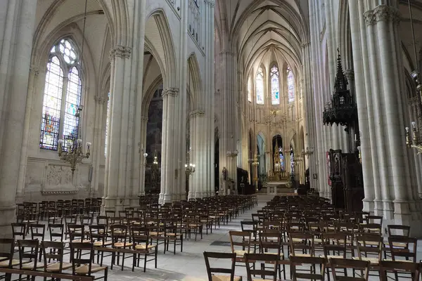 Fransız Kiliseleri ve Katedrallerinde gotik mimari gözlemlendi.