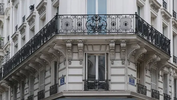 Paris bina cephesi, karakteristik çatılar ve daha fazlası. Şehrin çeşitli bölgelerinden gelen pek çok bina çeşidi, hepsi de günün çeşitli yerlerinden geçiyor..