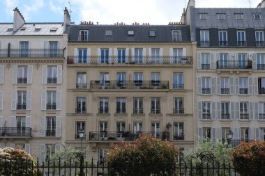 Paris bina cephesi, karakteristik çatılar ve daha fazlası. Şehrin çeşitli bölgelerinden gelen pek çok bina çeşidi, hepsi de günün çeşitli yerlerinden geçiyor..