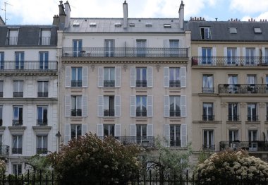 Paris bina cephesi, karakteristik çatılar ve daha fazlası. Şehrin çeşitli bölgelerinden gelen pek çok bina çeşidi, hepsi de günün çeşitli yerlerinden geçiyor..