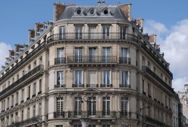 Paris bina cephesi, karakteristik çatılar ve daha fazlası. Şehrin çeşitli bölgelerinden gelen pek çok bina çeşidi, hepsi de günün çeşitli yerlerinden geçiyor..