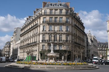 Paris bina cephesi, karakteristik çatılar ve daha fazlası. Şehrin çeşitli bölgelerinden gelen pek çok bina çeşidi, hepsi de günün çeşitli yerlerinden geçiyor..