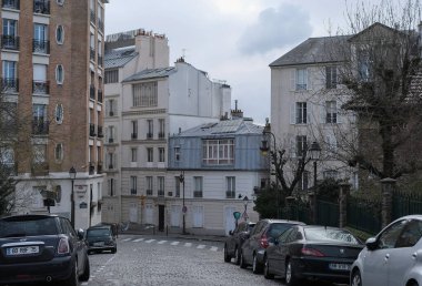 Paris bina cephesi, karakteristik çatılar ve daha fazlası. Şehrin çeşitli bölgelerinden gelen pek çok bina çeşidi, hepsi de günün çeşitli yerlerinden geçiyor..