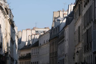 Paris bina cephesi, karakteristik çatılar ve daha fazlası. Şehrin çeşitli bölgelerinden gelen pek çok bina çeşidi, hepsi de günün çeşitli yerlerinden geçiyor..