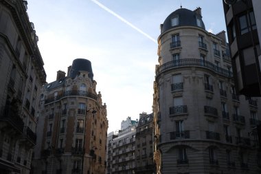 Paris bina cephesi, karakteristik çatılar ve daha fazlası. Şehrin çeşitli bölgelerinden gelen pek çok bina çeşidi, hepsi de günün çeşitli yerlerinden geçiyor..