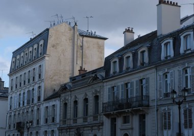 Paris bina cephesi, karakteristik çatılar ve daha fazlası. Şehrin çeşitli bölgelerinden gelen pek çok bina çeşidi, hepsi de günün çeşitli yerlerinden geçiyor..