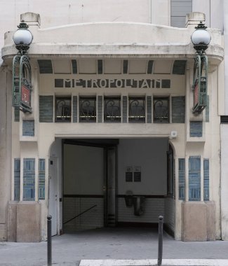 19. yüzyıl mimari mirası, IRON ve GLASS 'in inşaat malzemesi olarak çok yaygın olarak kullanıldığı Paris' te görülebilmektedir..