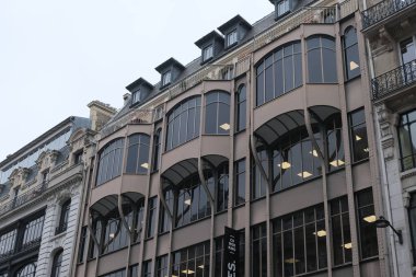 19. yüzyıl mimari mirası, IRON ve GLASS 'in inşaat malzemesi olarak çok yaygın olarak kullanıldığı Paris' te görülebilmektedir..