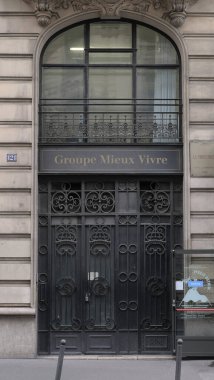 19. yüzyıl mimari mirası, IRON ve GLASS 'in inşaat malzemesi olarak çok yaygın olarak kullanıldığı Paris' te görülebilmektedir..