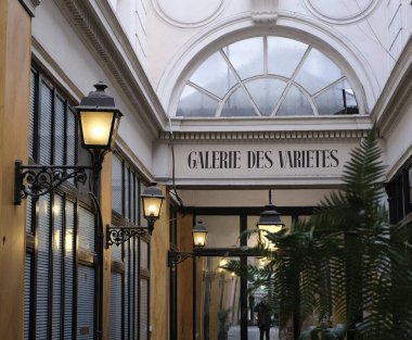 19. yüzyıl mimari mirası, IRON ve GLASS 'in inşaat malzemesi olarak çok yaygın olarak kullanıldığı Paris' te görülebilmektedir..