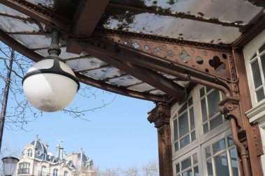 19. yüzyıl mimari mirası, IRON ve GLASS 'in inşaat malzemesi olarak çok yaygın olarak kullanıldığı Paris' te görülebilmektedir..