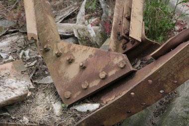 Çok eski endüstriyel makinelerde pas bozulması ve yüz yıllık mezarlığın yıpranmış kapıları (Pre Lachaise, Fransa).