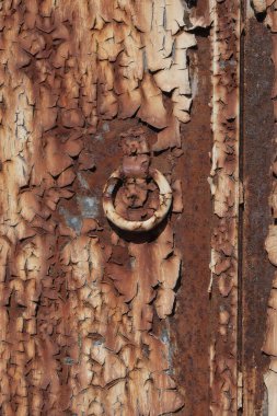 Çok eski endüstriyel makinelerde pas bozulması ve yüz yıllık mezarlığın yıpranmış kapıları (Pre Lachaise, Fransa).