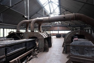 Çok eski endüstriyel makinelerde pas bozulması ve yüz yıllık mezarlığın yıpranmış kapıları (Pre Lachaise, Fransa).
