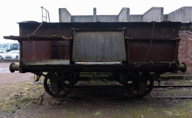 Çok eski endüstriyel makinelerde pas bozulması ve yüz yıllık mezarlığın yıpranmış kapıları (Pre Lachaise, Fransa).