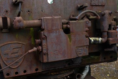 Çok eski endüstriyel makinelerde pas bozulması ve yüz yıllık mezarlığın yıpranmış kapıları (Pre Lachaise, Fransa).