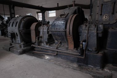 Çok eski endüstriyel makinelerde pas bozulması ve yüz yıllık mezarlığın yıpranmış kapıları (Pre Lachaise, Fransa).