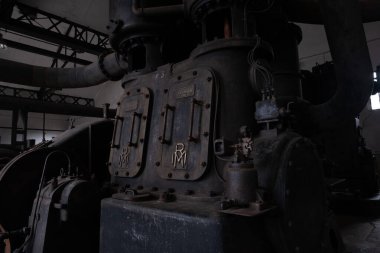 Çok eski endüstriyel makinelerde pas bozulması ve yüz yıllık mezarlığın yıpranmış kapıları (Pre Lachaise, Fransa).