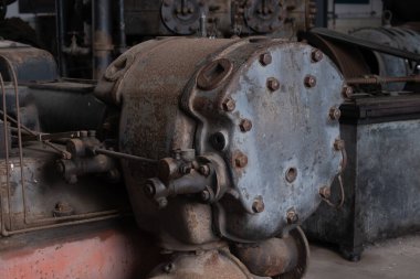 Çok eski endüstriyel makinelerde pas bozulması ve yüz yıllık mezarlığın yıpranmış kapıları (Pre Lachaise, Fransa).