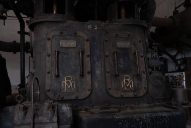 Çok eski endüstriyel makinelerde pas bozulması ve yüz yıllık mezarlığın yıpranmış kapıları (Pre Lachaise, Fransa).