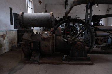 Çok eski endüstriyel makinelerde pas bozulması ve yüz yıllık mezarlığın yıpranmış kapıları (Pre Lachaise, Fransa).