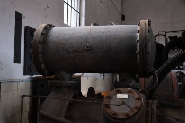 Çok eski endüstriyel makinelerde pas bozulması ve yüz yıllık mezarlığın yıpranmış kapıları (Pre Lachaise, Fransa).