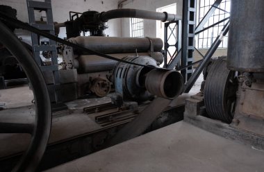 Çok eski endüstriyel makinelerde pas bozulması ve yüz yıllık mezarlığın yıpranmış kapıları (Pre Lachaise, Fransa).