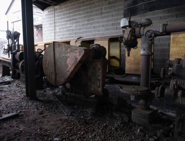 Çok eski endüstriyel makinelerde pas bozulması ve yüz yıllık mezarlığın yıpranmış kapıları (Pre Lachaise, Fransa).