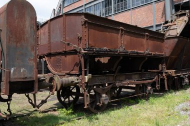 Çok eski endüstriyel makinelerde pas bozulması ve yüz yıllık mezarlığın yıpranmış kapıları (Pre Lachaise, Fransa).