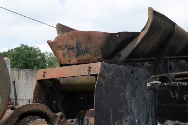 Çok eski endüstriyel makinelerde pas bozulması ve yüz yıllık mezarlığın yıpranmış kapıları (Pre Lachaise, Fransa).