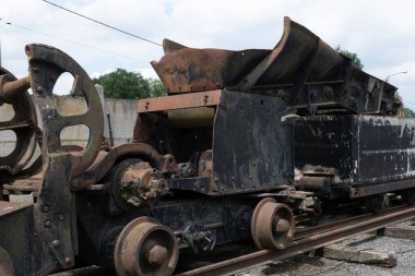 Çok eski endüstriyel makinelerde pas bozulması ve yüz yıllık mezarlığın yıpranmış kapıları (Pre Lachaise, Fransa).