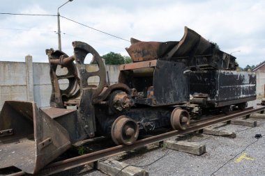 Çok eski endüstriyel makinelerde pas bozulması ve yüz yıllık mezarlığın yıpranmış kapıları (Pre Lachaise, Fransa).