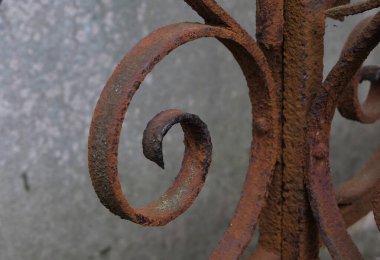 Çok eski endüstriyel makinelerde pas bozulması ve yüz yıllık mezarlığın yıpranmış kapıları (Pre Lachaise, Fransa).