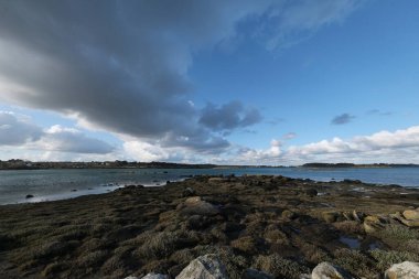 Geniş açılı mercekle çekilen gökyüzü. Bakış açıları bozulmuş ve gökyüzü daha geniş ve dinamik görünüyor. Fransız sahilinden ve kırsalından çekilmiş..