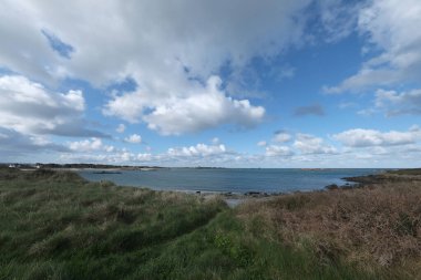 Geniş açılı mercekle çekilen gökyüzü. Bakış açıları bozulmuş ve gökyüzü daha geniş ve dinamik görünüyor. Fransız sahilinden ve kırsalından çekilmiş..